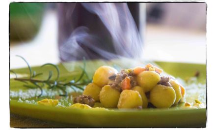 Nessun compromesso, giovedi Gnocchi di patate con ragù bianco al profumo di rosmarino e crema al curry e pistacchio